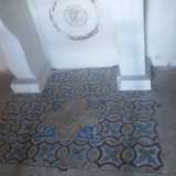 L'altare � impreziosito da una base di piastrelle in maiolica